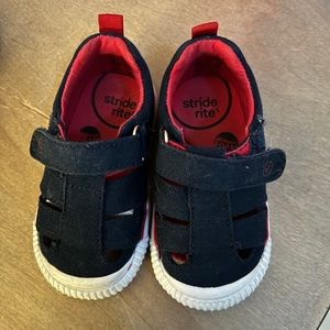 Stride rite size 4 toddler shoes.